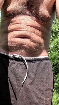 Primo piano di un grande cazzo non circonciso si sega nudo nei boschi - Rockardglans 204