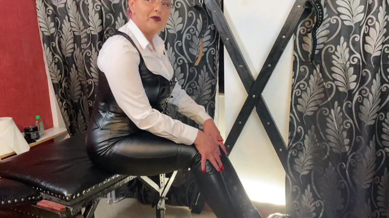 SassyTiff: Sniff boots