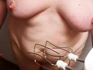 Mezcla de tetas con batidora eléctrica