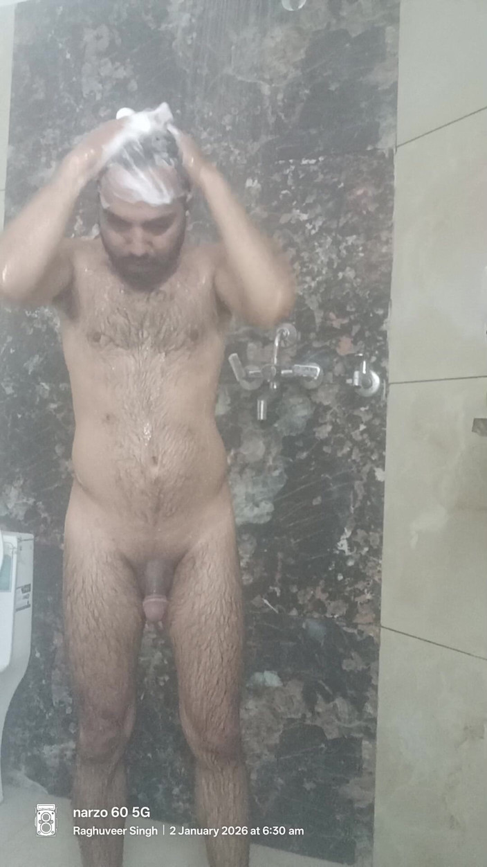 Rajasthani-old-lover: Hombre indio disfruta de la ducha y show de masturbación...