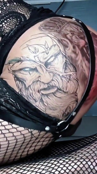 Getatoeëerde shemale zittend op een enorme dildo van 30 cm x 9 cm