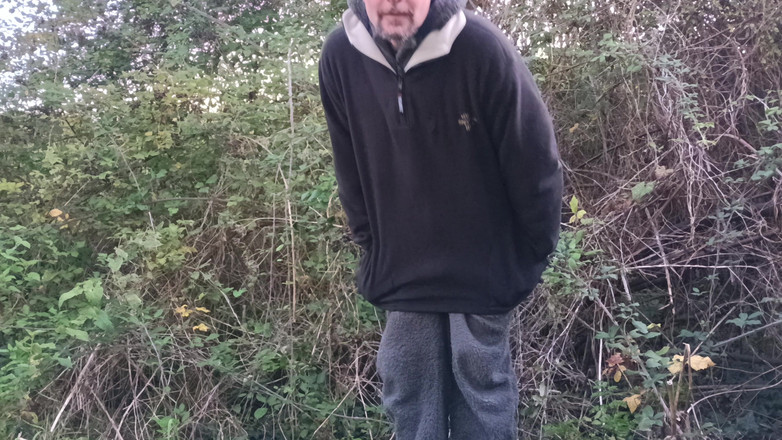 Rockardglans: Éjaculation gémissante et squirteuse dans les bois avec un onesie