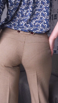Ateşli sekreter sıkı iş pantolonlu görünür külot çizgisini azdırıyor