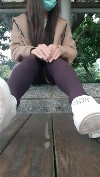 Taiwancdgirl: Ladyboyting minisukně čůrání a masturbace