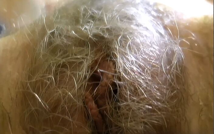 Horny Hairy Girls: Une Petite Poilue Se Fait Facefucker, Vintage