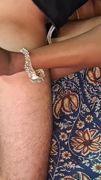 印度已婚妻子与丈夫和他的继兄弟的热辣三人行 第三部分