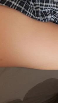 Ma demi-sœur glisse accidentellement ma bite en elle en regardant VR - Delilah Dagger