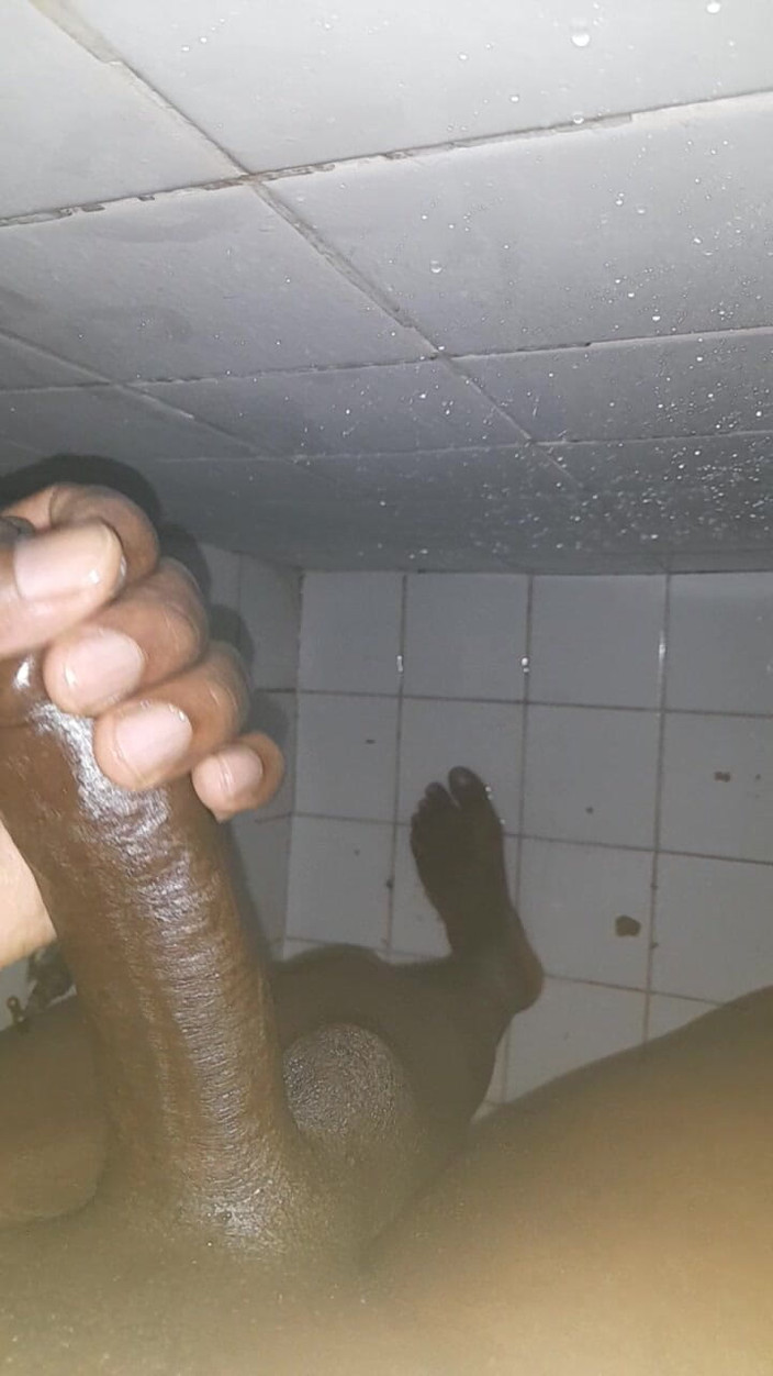 Black guy: S8 E10 sục cu