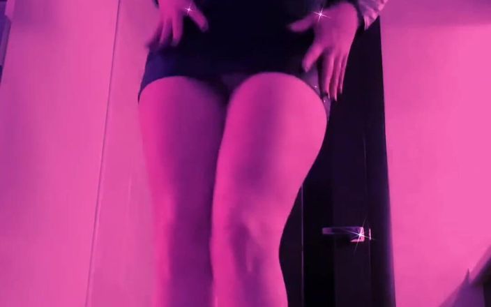 Goddess Misha Goldy: L&amp;#039;umore: camminare con queste sexy gambe lunghe sopra il tuo...