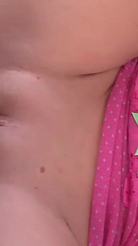 Yaşlı adam seksi bir bebeğin tıraşlı deliklerini birçok şekilde sikiyor