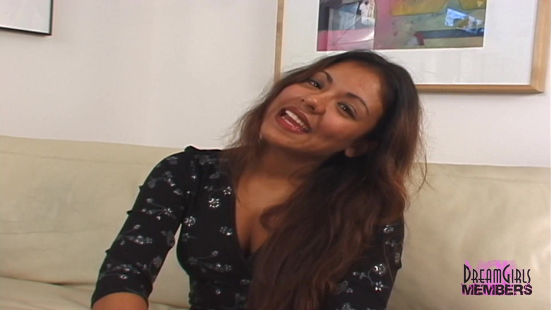 Dream Girls: Femeie latino sexy se dezbracă pe canapea