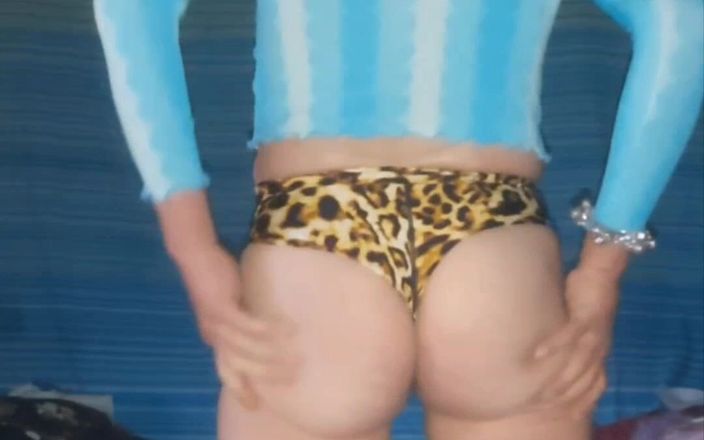 Lizzaali: Provocando y desnudando mi falda wraparound y pantalones cortos de...