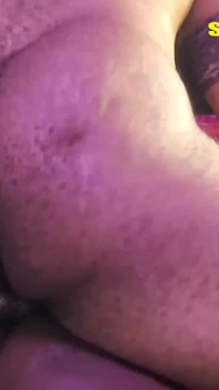 Massage complet du corps, mais je ne peux résister à sa chatte, j’ai dû la glisser et éjaculer sur son cul