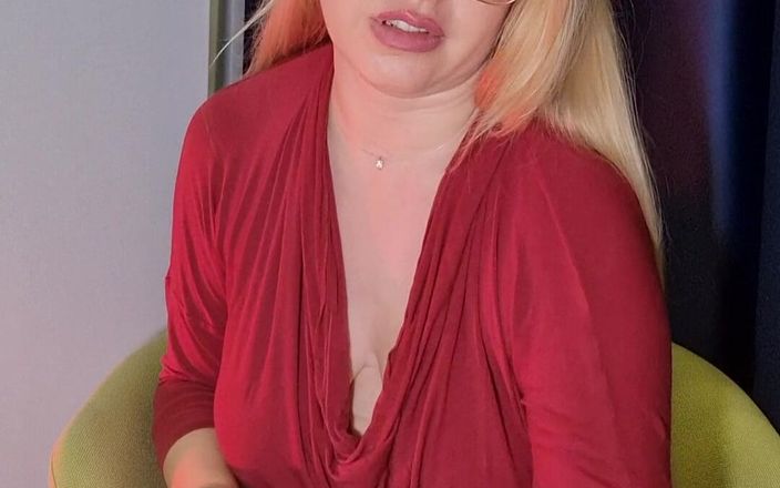Anna Lynx: Tôi bị bạn cùng phòng bắt gặp trong khi khỏa...