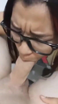 她认为我在学习，但我正在操我来自美国的邻居