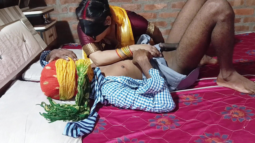 Moglie indiana in sari giallo, scopa e succhia gli amici (studio di coppia marathi) Indian Wife Yellow Saree Fuck and Suck Friends (Marathi couple studio)