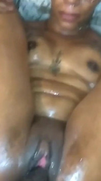 Cewek nakal kulit hitam ini dientot posisi misionaris sama kontol raksasa pria kulit hitam!