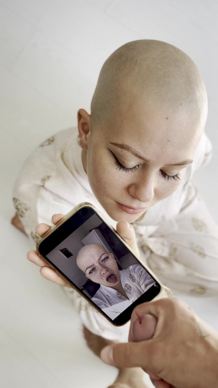Vilu_and_Mi: Cumtribute kel kız sonra telefonunu temiziyor