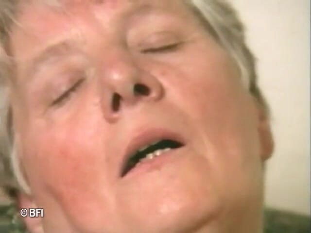 Nasty matures and dirty grannies club: Une mamie fait plaisir à sa chatte poilue