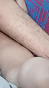 Üvey erkek kardeşinin kalbi Hintli üvey kız kardeşiyle sert, sert anal sekse hazırlanırken yarışıyor