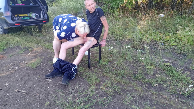 Zona901: Parkta üvey annem boşalana kadar sikimi sıvazlıyor
