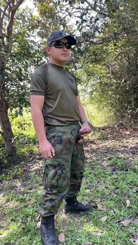 饥渴的Solider泰国女郎在工作时撸管并高潮