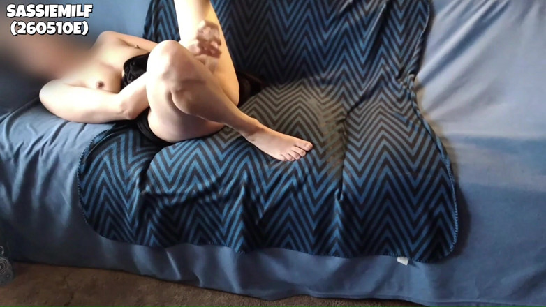 SassieMilf: La MILF arrapata usa il dildo (260510e)