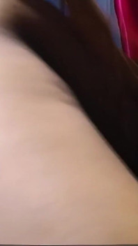L'indiana arrapata è stata beccata dal suo gruppo mentre si masturbava!! Deshi Bhabi video XXX.