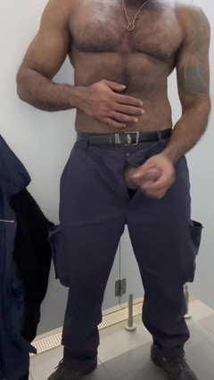 Wesley Fudedor: 公衆トイレで作業着姿の警備員