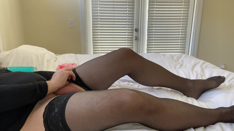 MadisonCD2025: Curva amatoare Crossdresser își pune ciorapii înalți pe coapse și se joacă cu...