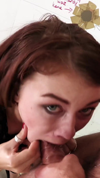 Gagica porno minionă Misha Cross suge și fute armăsarul ei mare cu pulă albă în gloryhole