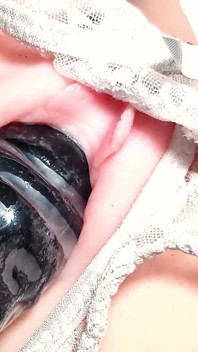 Close-up - maagdelijk poesje eerste seks, de beste close-up shot - Asmr-speeltje op speelgoedseks