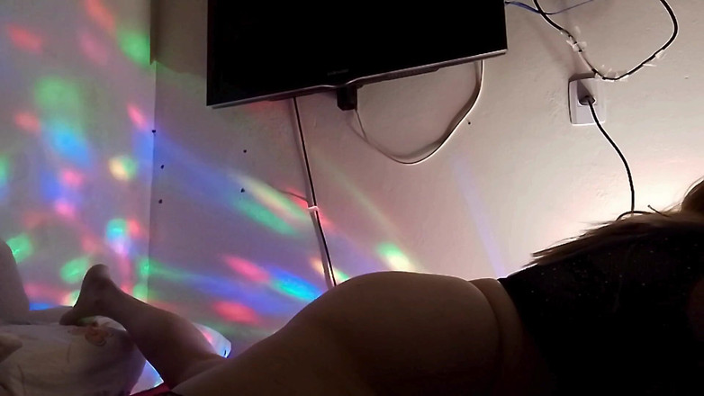 UtopianHumor507: Soltó su culo sobre el pelaje sin adornos y le...