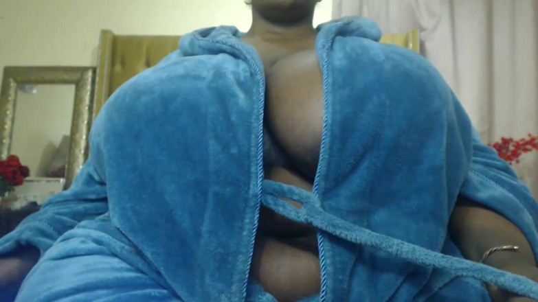 Legendary Booty Overdose: Une BBW à forte poitrine taquine