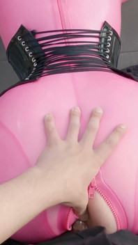 Cristal, versaute rosa gummipuppe wird draußen pOV gefickt