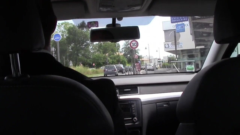 YOUNG FUCKED BY OLDER: Twink futută fără prezervativ de șoferul Uber în aer liber