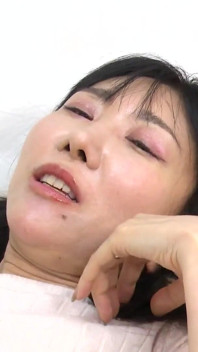 Cô vợ gầy kasumi motoki có trải nghiệm khiêu dâm đầu tiên của cô ấy