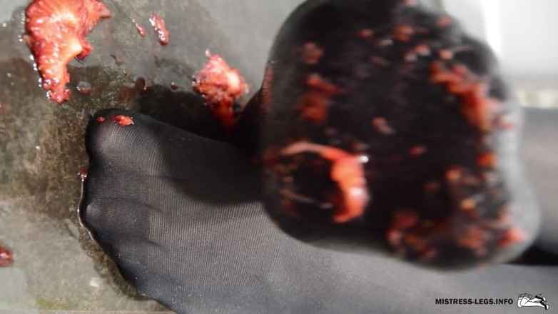 Mistress Legs: Écrasement de fraises avec des talons hauts