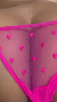 La calda sexy trans nera provocante con un perizoma di pizzo rosa