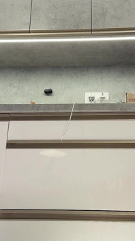 Erstaunlich schönes echte rothaariges zierliches college-mädchen zieht ihr weißes baumwollhöschen aus, um ihre muschi unter dem Minirock zu blankziehen