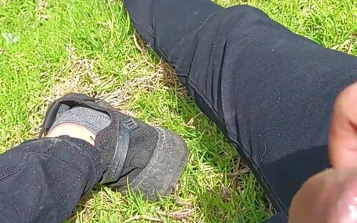 Charrterr: Il a sorti son pénis et m’a masturbé jusqu’à ce...