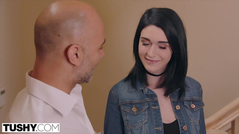 Tushy: Tushy estudante universitária seduz amigo do padrasto com brinquedos sexuais...