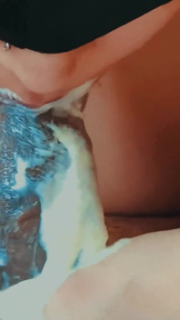 Stiefsohn kam plötzlich in den mund der stiefmutter, während sie ihn lutscht, füllte ihren mund mit seinem sperma, aber sie lutscht ihn immer weiter