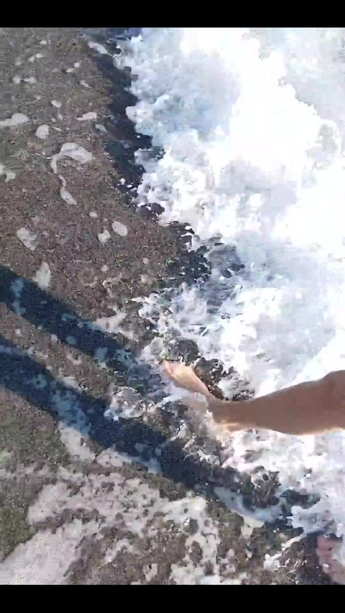 Boy jerking off: Morgenspaziergang am strand