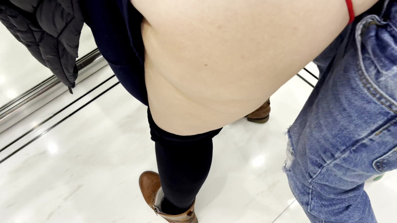 SlipCouple: ホテルのエレベーターで危険なフェラチオと大きなお尻のdoggyfuck - 壁で精液をむち打ち