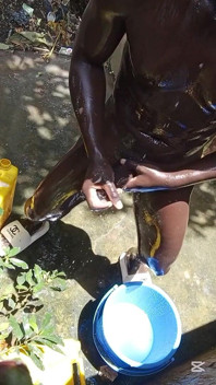 Zakar hitam besar yang basah berat dan tergelincir mahu memancut mani di atas lantai