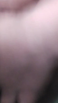 Cewek ini lagi asik fingering memeknya sampai dicrot di dalam - close up