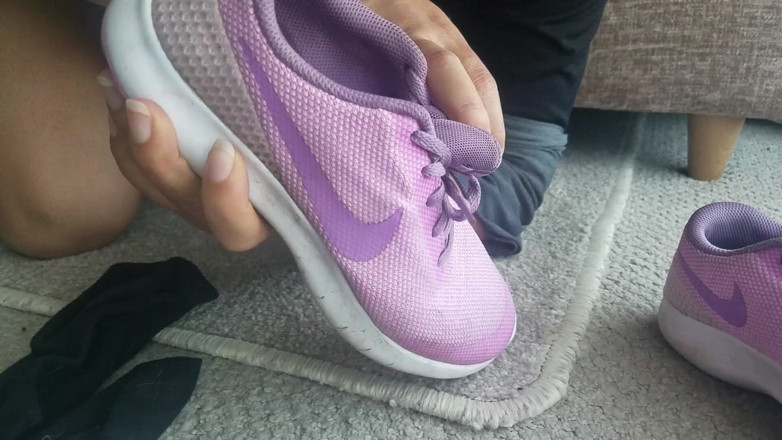 Footlicious3: Mi sono sputo sulle scarpe. Calzini neri puzzolenti, sporchi