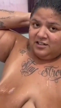 BBW dusche blowjob und pinkeln auf dicke titten