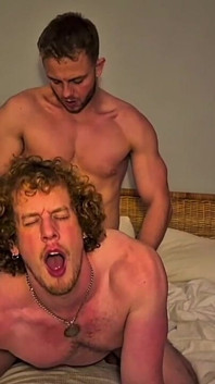 Das behaarte gingerhole wird von Hunky Jock - Christian Hunter und Sam Steiner gepflügt